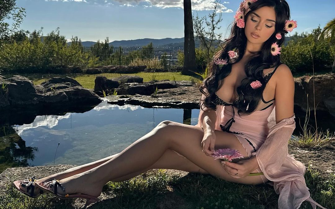 Formele spectaculoase au transformat-o &icirc;n fantezia oricărui bărbat! Demi Rose, senzuală &icirc;ntr-un furou transparent: &bdquo;Perfectă din orice unghi!&rdquo;