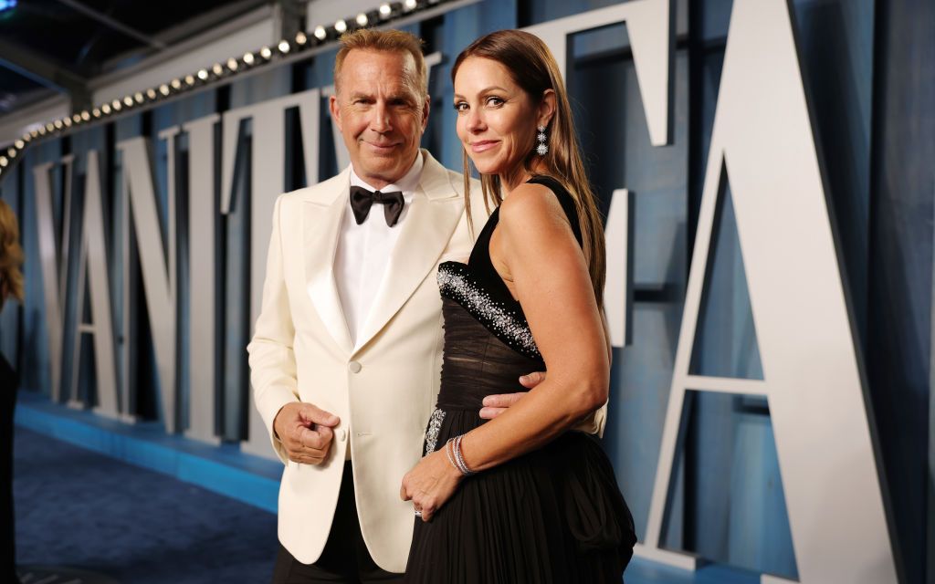 La scurt timp după divorț, fosta soție a lui Kevin Costner s-a cuplat cu un prieten al actorului: &bdquo;E ceva ce o face fericită pe Christine!&rdquo;