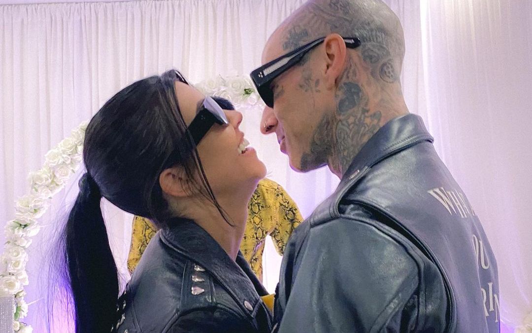 Kourtney Kardashian și Travis Barker &icirc;și mai doresc un copil. Vedeta de televiziune și soțul ei iau &icirc;n calcul o mamă surogat