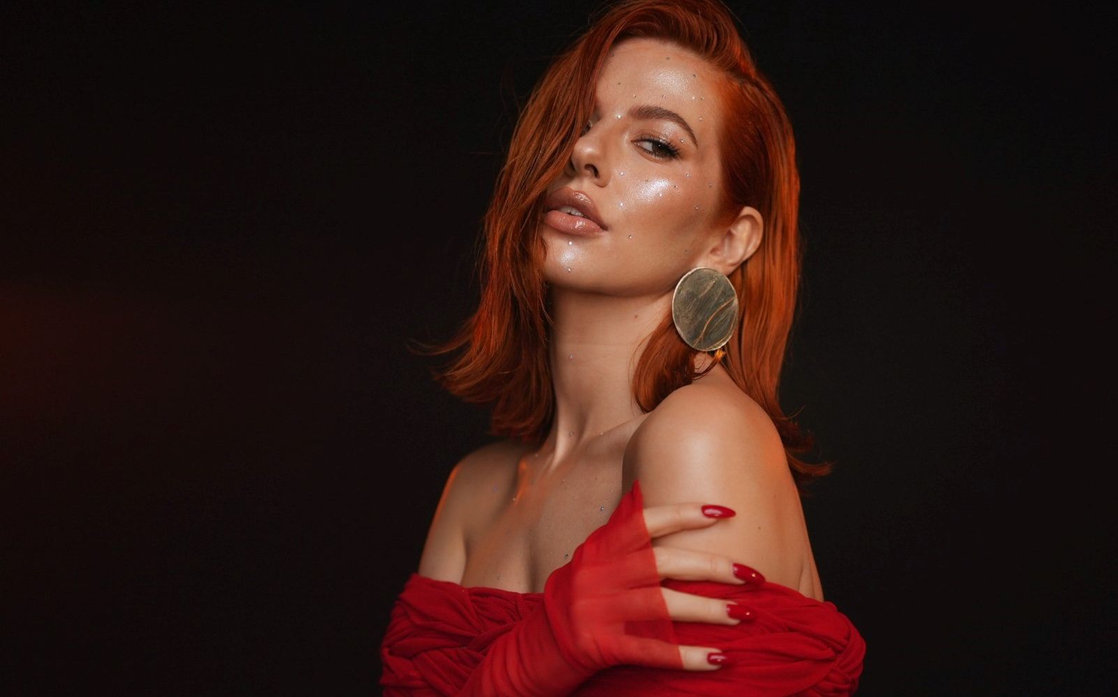 Lidia Buble lansează &bdquo;Roșu Nuclear , single-ul care te va scoate din rutină