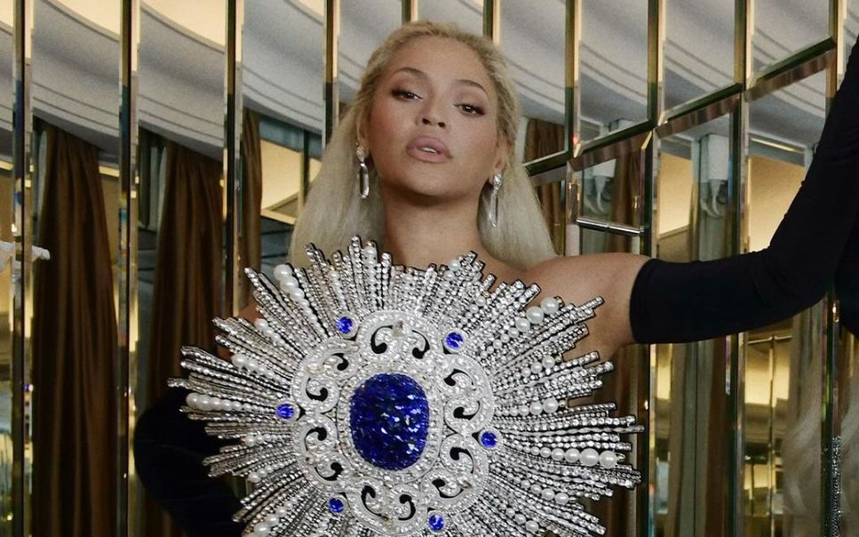 Beyonce a renunțat la inhibiții și a pozat nud. Artista s-a acoperit doar cu o bandă, anunț&acirc;nd lansarea celui mai nou album