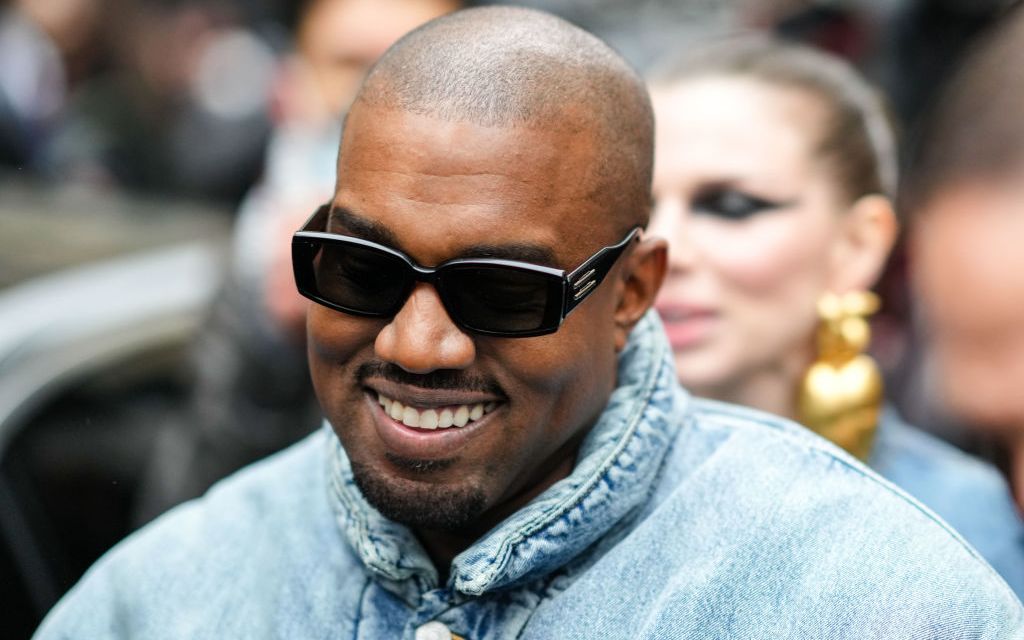 Kanye West, acuzat că a amenințat niște copii, că &icirc;i va &icirc;nchide &icirc;n cuști. Rapper-ul a primit acuzații pe bandă rulantă din partea unui fost angajat