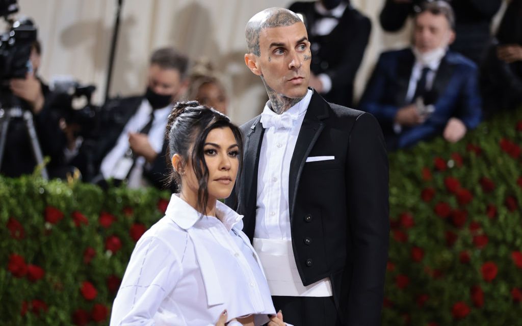 Kourtney Kardashian &icirc;și bea propriul lapte matern. Sora cea mare a lui Kim a st&acirc;rnit un val de reacții cu gestul făcut