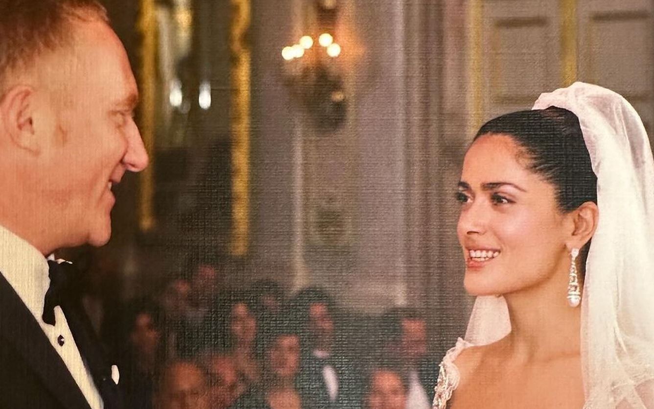 Imagini rare de la nunta actriței Salma Hayek! Cum a arătat vedeta &icirc;n rochie de mireasă: &bdquo;Felul &icirc;n care el te privește&hellip;&rdquo;