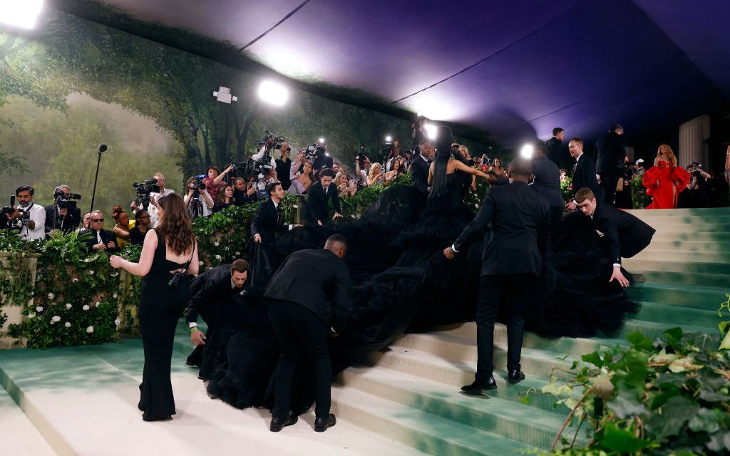 Vedeta care a avut nevoie de o armată de oameni ca să se poată deplasa &icirc;n rochia de la Met Gala. Nimeni nu a mai avut loc de ea!