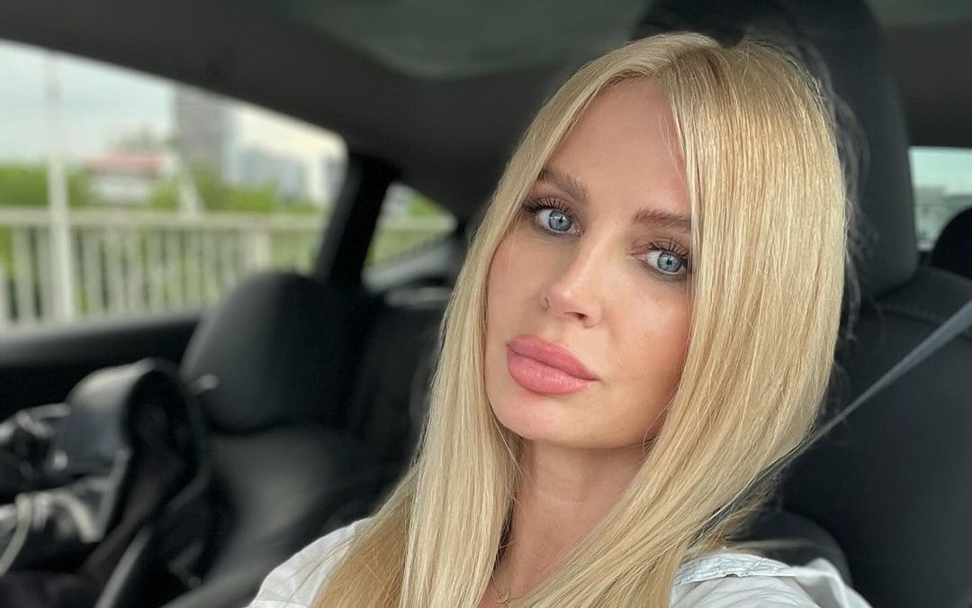 Andreea Bănică, ținta criticilor &icirc;n mediul online! Artista a renunțat la inhibiții și a pozat nud:&bdquo;Unde se presupune că te expui goală&rdquo;