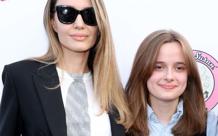 Angelina Jolie, apariție rară pe covorul roșu, alături de fiica ei Vivienne. Ținuta cu care a surprins pe toată lumea
