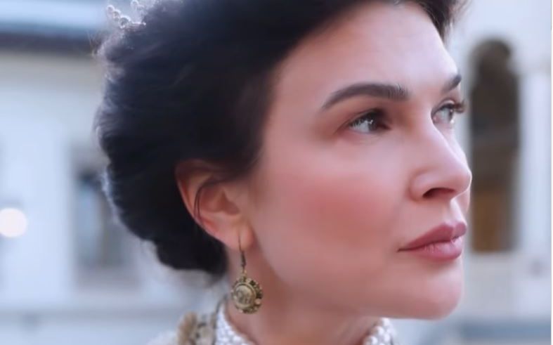 Monica B&icirc;rlădeanu, fabuloasă &icirc;n rolul Reginei Maria. Ce spune actrița despre filmul &bdquo;Noaptea lui Vlad&rdquo;: &bdquo;E de mers &icirc;n weekend cu copiii, vor &icirc;nțelege c&acirc;te ceva din istoria noastră&rdquo;