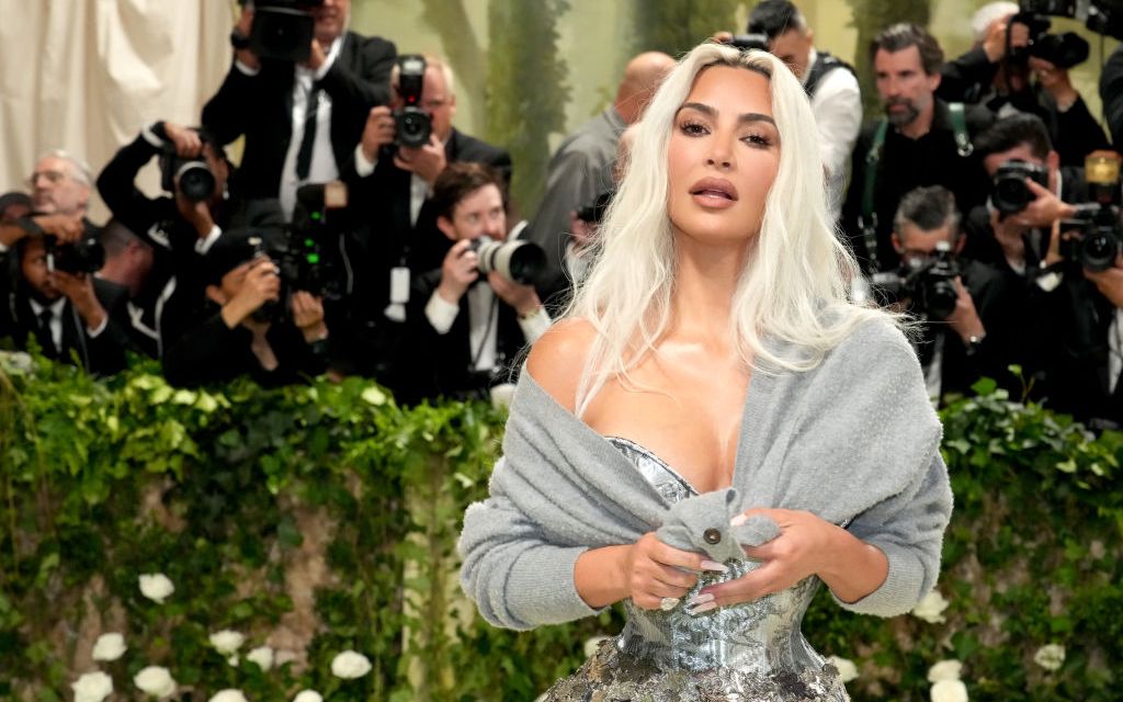 Kim Kardashian, la un pas de a se face de rușine după ce stilistul Chris Appleton a luat-o &icirc;n brațe. Vedeta purta o cămașă bărbătească și papuci de blană