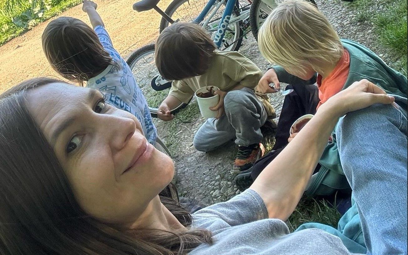 Adela Popescu, mărturisiri despre viața de mămică: &bdquo;Ridic tonul deseori la copii. Alexandru mi-a zis să nu-i mai cert din cauza supărărilor mele!&rdquo;