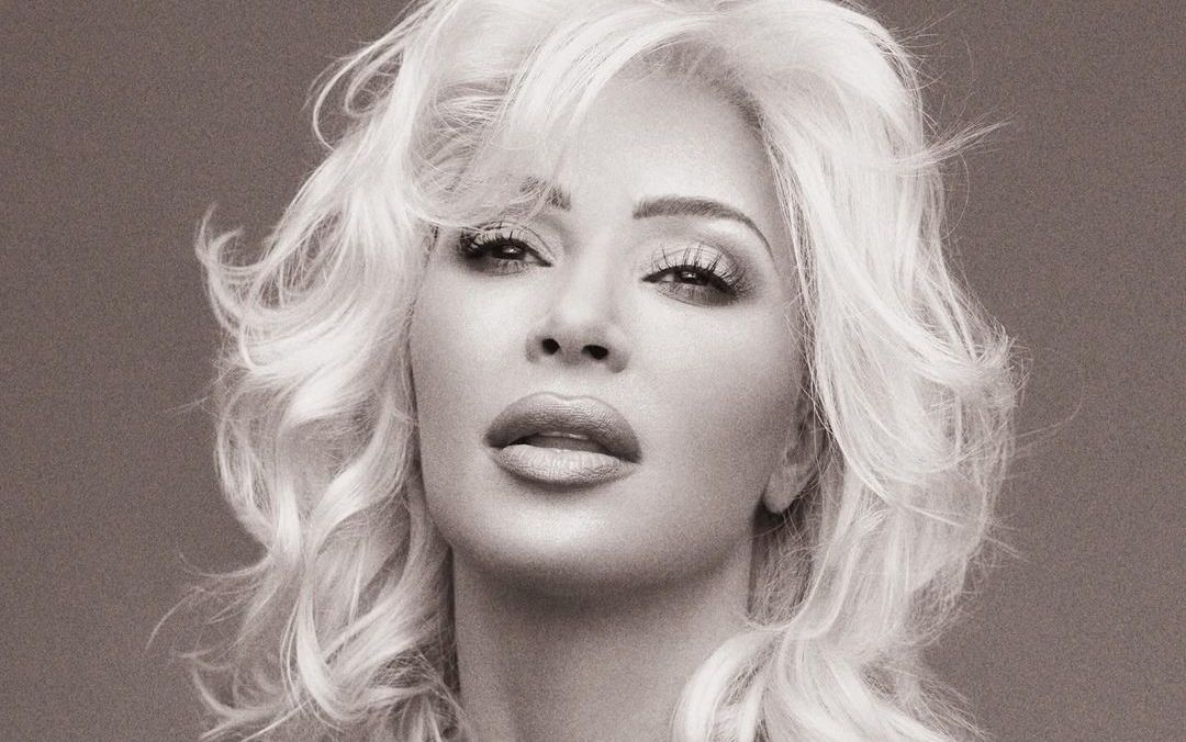 Kim Kardashian nu se mai satură să o imite pe Marilyn Monroe. Și-a etalat formele voluptuoase &icirc;ntr-un bikini cu imprimeu leopard