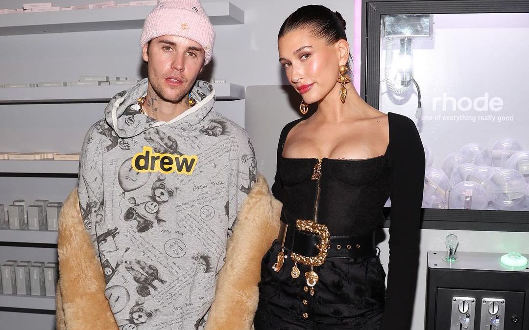 S-a pus stop! Hailey Bieber, provocatoare &icirc;n costum de baie, cu c&acirc;teva săptăm&acirc;ni &icirc;nainte să nască. Cum s-a fotografiat viitoarea mămică