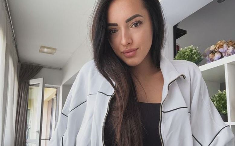 &bdquo;C&acirc;t de frumoasă ești!&rdquo; Larisa Iordache, &icirc;ntr-un costum mulat, și-a arătat burtica de gravidă