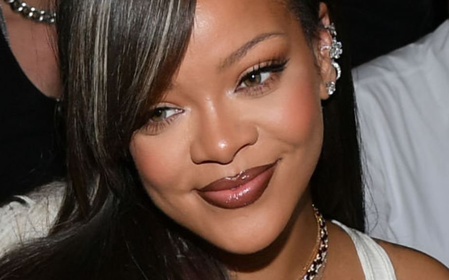 Rihanna a ieșit pe stradă &icirc;n lenjerie intimă și cu o blană deasupra. &bdquo;Indiferent de ce poartă această femeie, răm&acirc;ne o divă&rdquo;