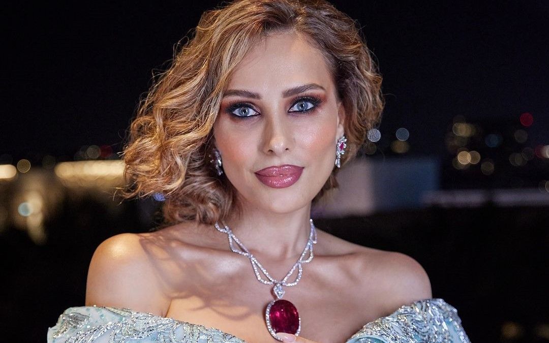 Iulia V&acirc;ntur i-a făcut nostalgici pe unii admiratori, după ce a apărut &icirc;ntr-o rochie de senzație la un eveniment. &bdquo;Să ne amintim de Dansez pentru tine. Minunată, fermecătoare!&rdquo;