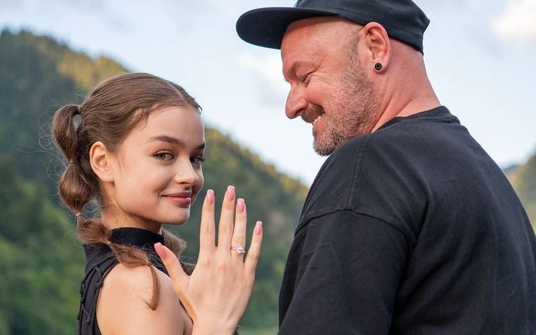 Cine este actrița de 18 ani care se mărită cu regizorul ei &icirc;n v&acirc;rstă de 50 de ani. Anunțul lor a st&acirc;rnit un val de reacții negative: &bdquo;Mi se pare o situație nesănătoasă&rdquo;